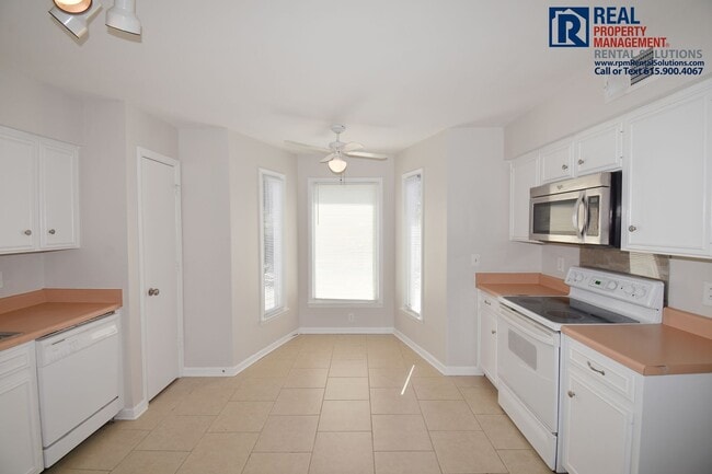 Building Photo - Spacious 3BR/2.5BA in Murfreesboro!