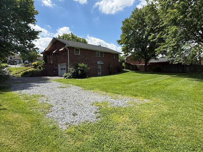 Building Photo - Beautiful 3 bedroom- North Johnson City & Town Acres school district!