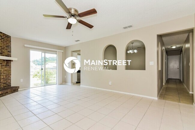 Building Photo - 4 Bedroom Pet-Friendly Home in Winter Haven, FL with Main Street Renewal