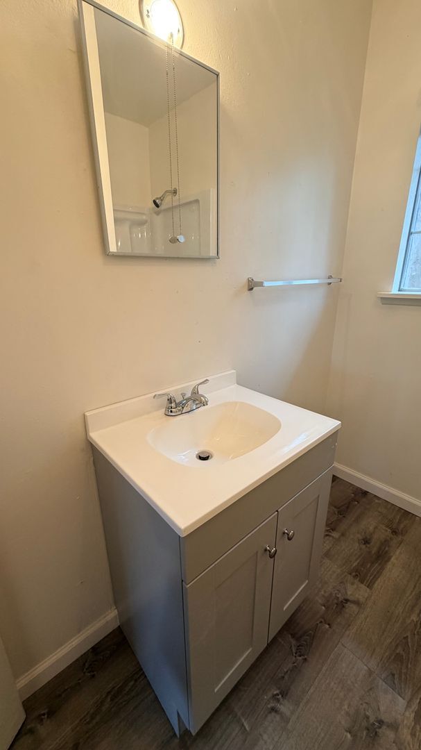 Building Photo - 924 E Yosemite Ave