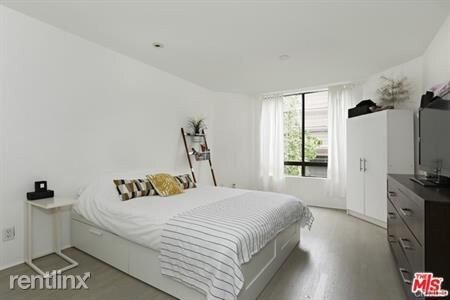 Building Photo - 2 br, 3 bath House - 851 N Kings Rd Apt 101