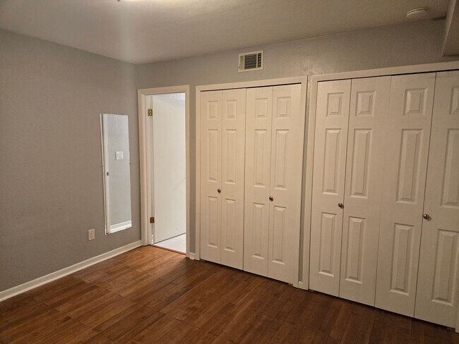 Building Photo - 2BR/2BA just minutes from Shands Hospital ...