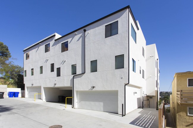 Building Photo - Gorgeous 4 Bed/3 Bath in USD Area with 3 Parking Spaces & *Washer/Dryer in Unit*