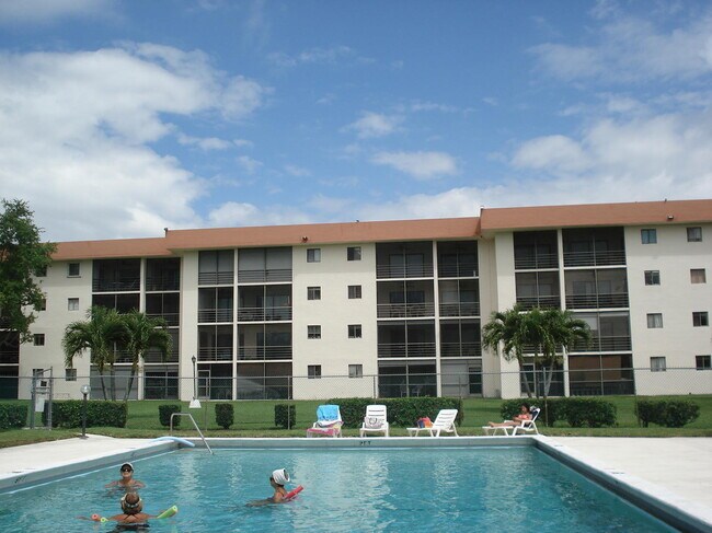 Building Photo - 5917 Vía Vermilya