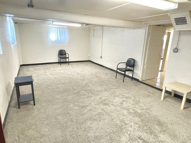 Building Photo - Rose City Park 2 bed, 2 bath with classic ...