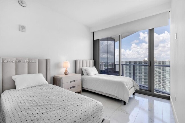 Building Photo - 15701 Collins Ave