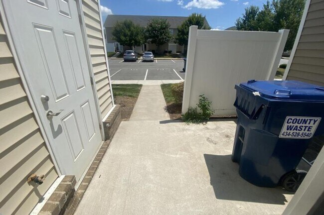 Building Photo - 3 Bedroom Townhouse in Cornerstone