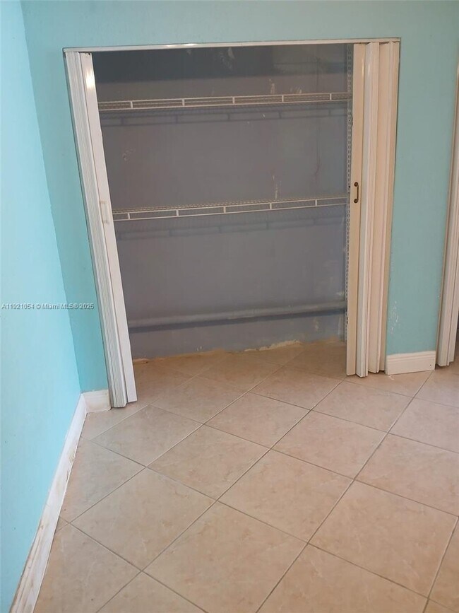 Building Photo - 5550 Lakewood Cir S