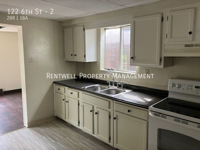 Building Photo - 122 6th St