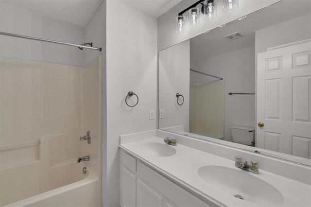 Building Photo - 712 Riverhead Dr