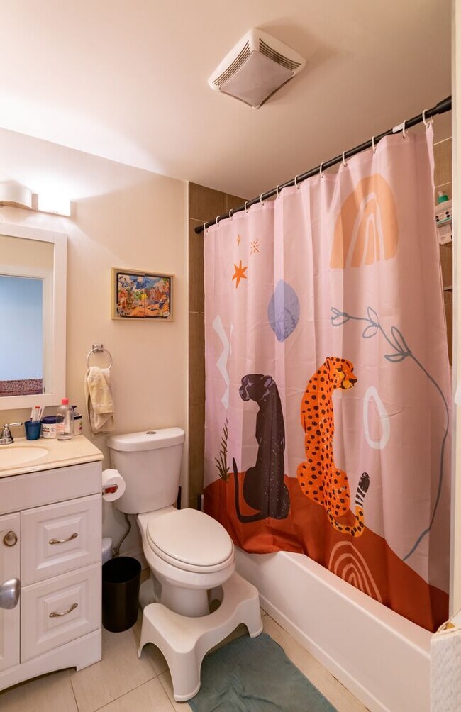 Building Photo - Two Bedroom Point Breeze Townhouse