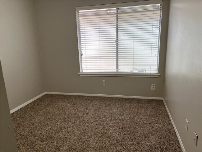 Building Photo - 1722 Sullins Way