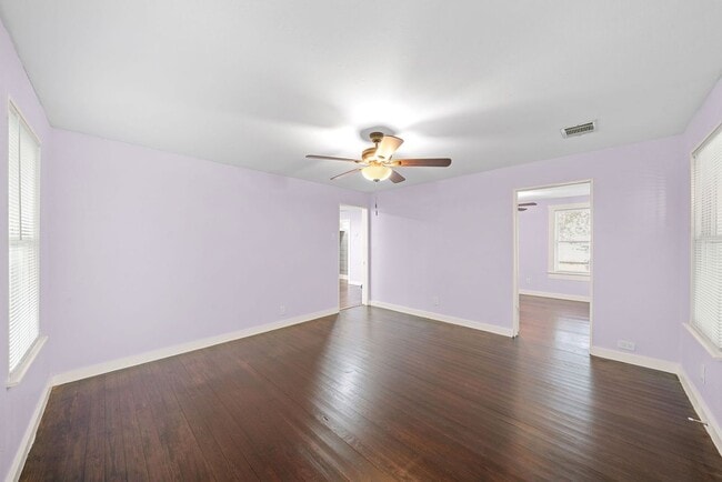 Building Photo - 115 Amundsen St