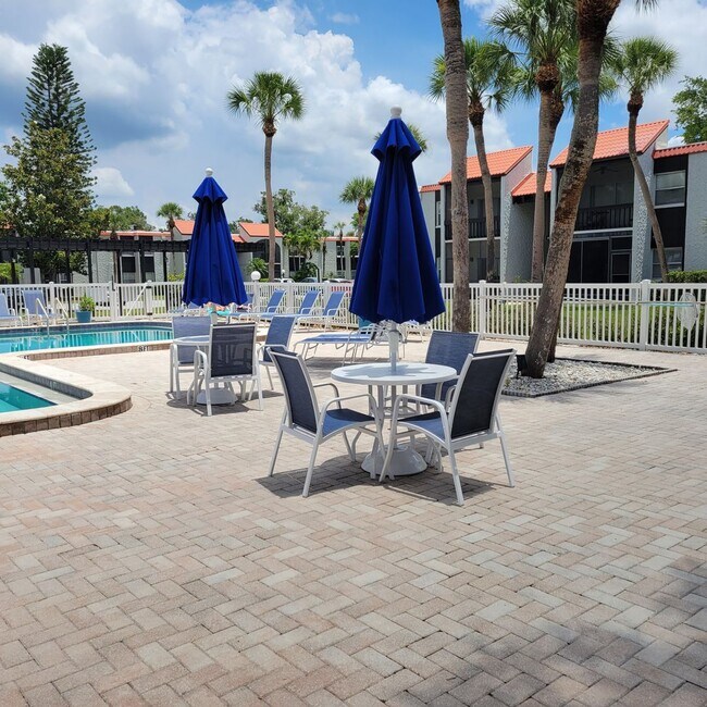 Building Photo - Seasonal/short term 2/2 ground floor condo downtown Sarasota.