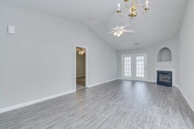 Building Photo - Updated 2 Bed 2 Bath Townhouse