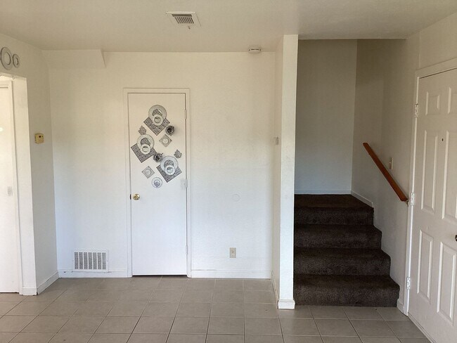 Building Photo - NOW AVAILABLE!! 2 BEDROOM 1.5 BATH GUSTINE APARTMENT