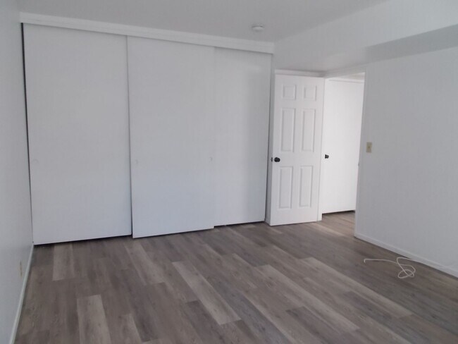 Building Photo - Charming Upstairs Condo with Private Balcony