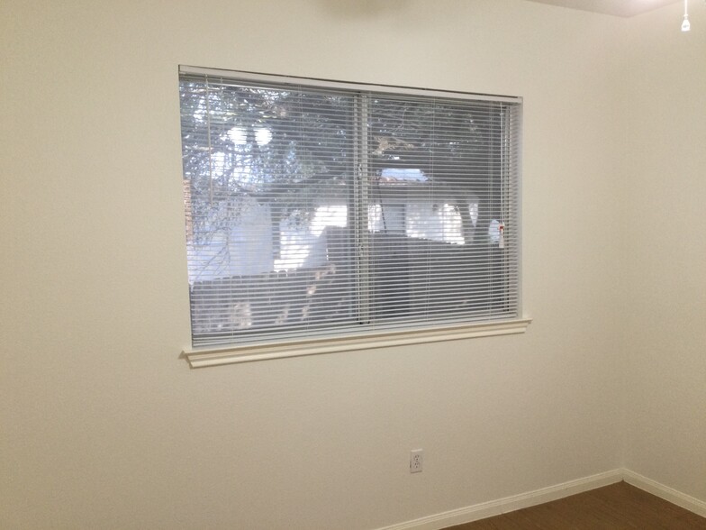 LARGE 6FOOT MBDRM WINDOW - 3104 Northwest Blvd