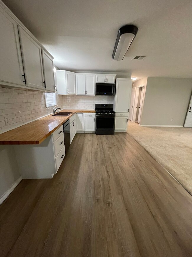 Building Photo - Central Bossier Beauty!