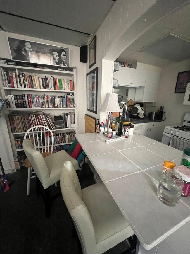 Building Photo - 1923 E Pratt St