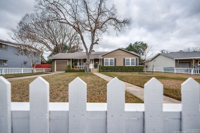 Building Photo - STUNNING 3-BEDROOM HOME WITH POOL IN ALAMO HEIGHTS