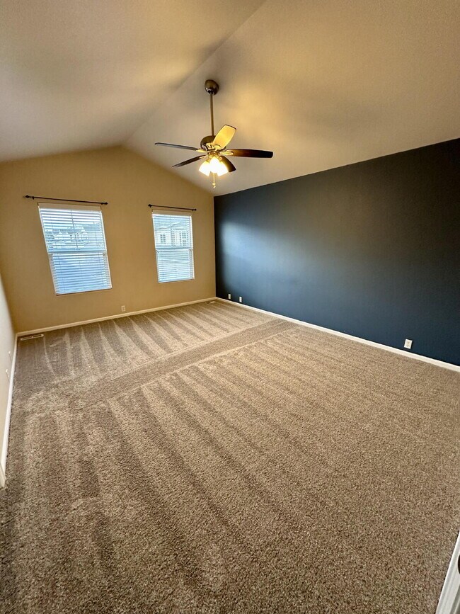Building Photo - Stylish 2 bedroom Townhome end unit w/Loft 80923
