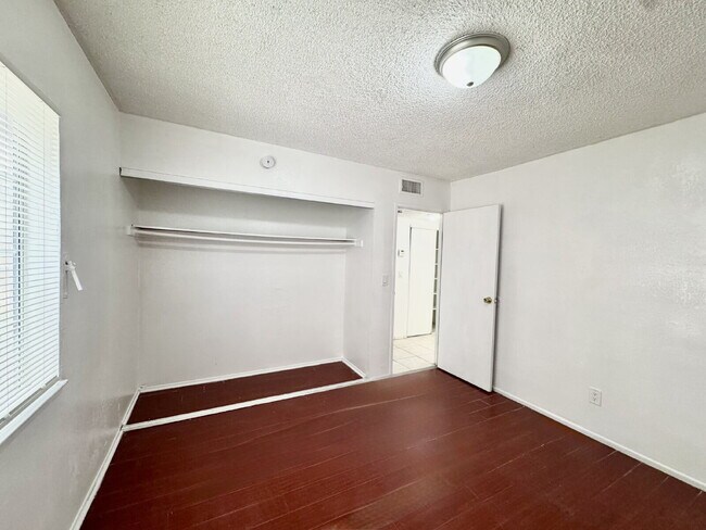 Building Photo - Bright & Budget-Friendly Condo for rent Ac...