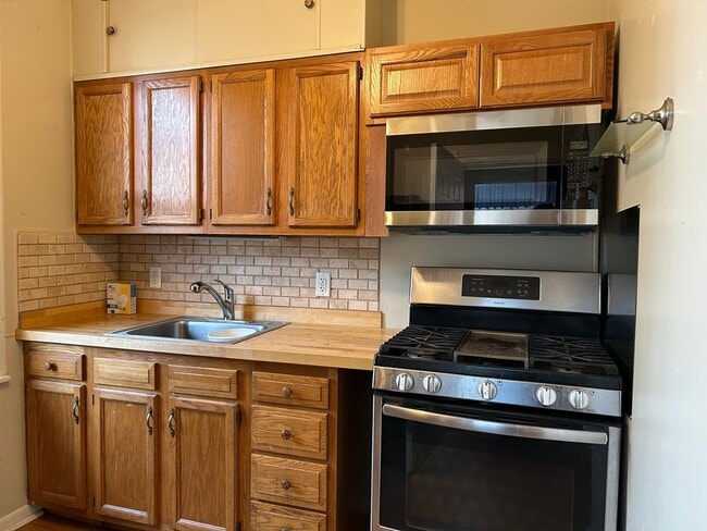 Building Photo - Cozy 2-Bedroom Home with Bonus Rooms in Lancaster - Private Backyard!