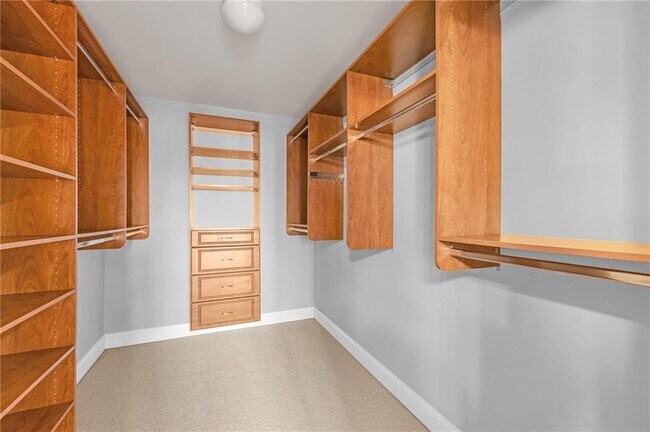 Building Photo - 2048 Village Crest Dr NW