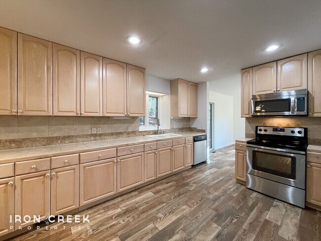 Building Photo - Beautiful 3-Bed/3.5-Bath Home in Gated Fai...