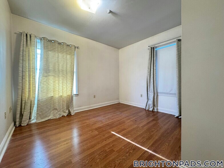 Building Photo - 8 Glencoe St