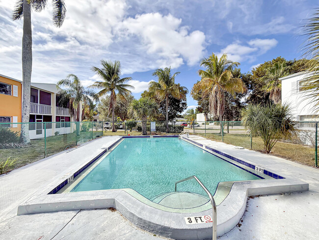 Building Photo - 1500 Crescent Cir