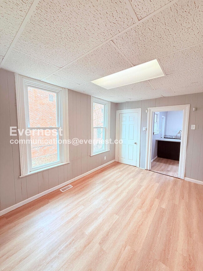 Building Photo - 3 Bed/1 Bath Home with Off-Street Parking / Pet-Friendly / Available Now!