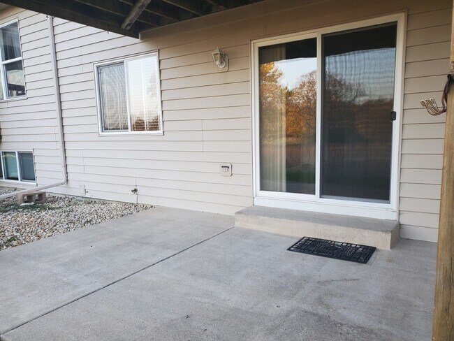 Building Photo - 1204 Riverview Dr