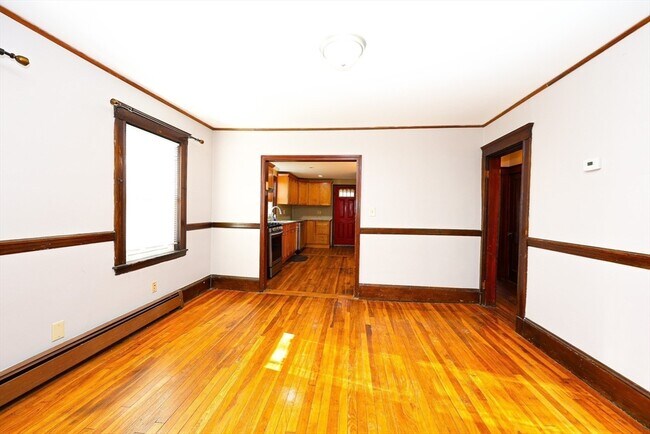 Building Photo - 65 Clifford St