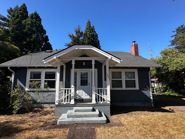 Building Photo - 3 Bedroom 2 Bath Single Family House