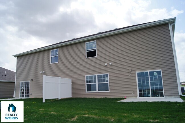 Building Photo - 3 Bedroom Town House in North Lincoln!