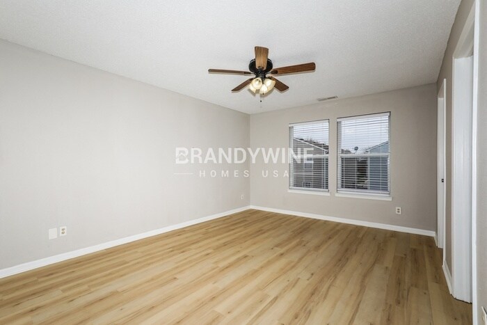 Building Photo - 4528 Connaught Dr E