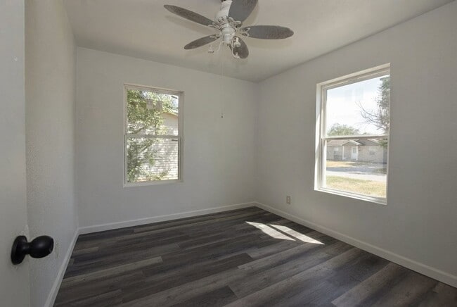 Building Photo - 4405 SE 40th St