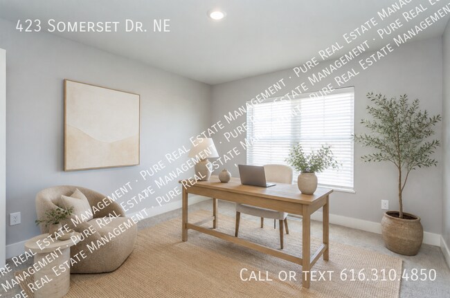Building Photo - 423 Somerset Dr NE