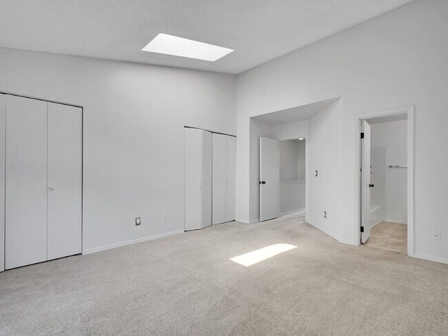 Building Photo - $2,395.00 2 bed, 2.5 bath townhome located...