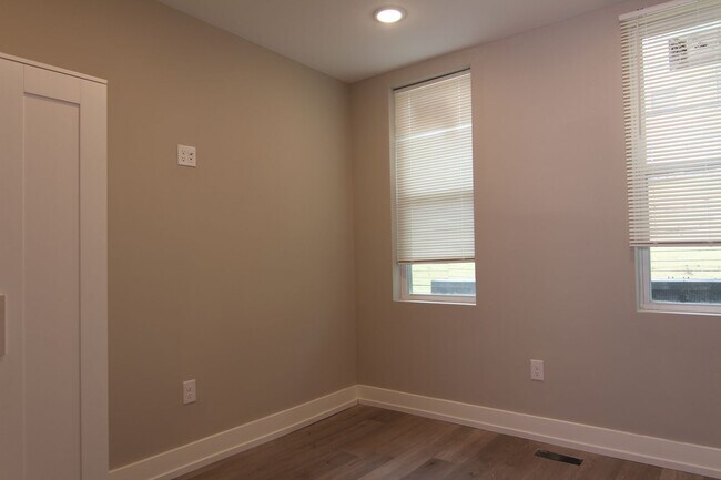 Building Photo - 1649 Pratt St