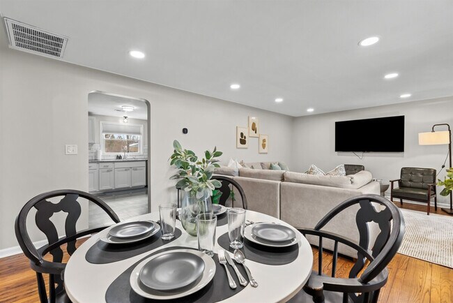 Building Photo - 8254 Mary Ann Ave