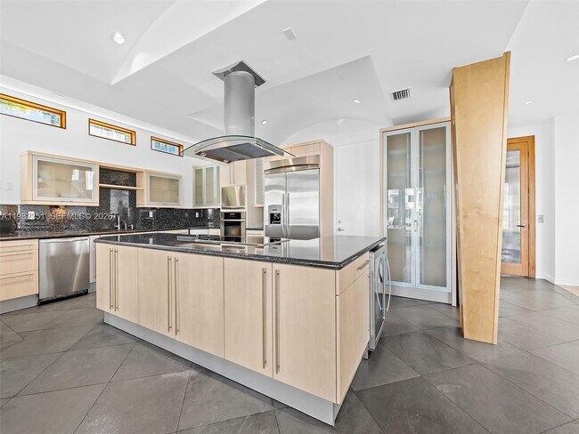 Building Photo - 450 Victoria Terrace