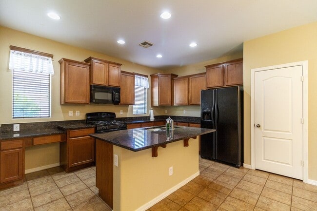 Building Photo - Fantastic single story, split floor plan h...