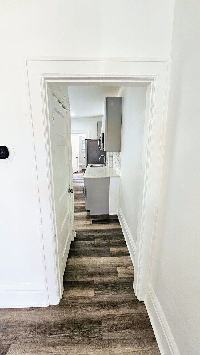 Building Photo - Fully renovated...extra half bath...laundr...