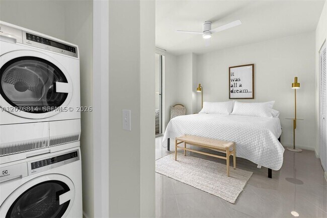 Building Photo - 300 S Biscayne Blvd