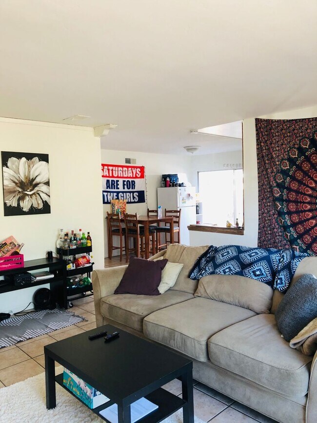 Building Photo - 10 bedrooms 7 bathrooms- 5 master bedrooms total!