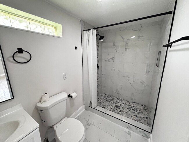 Building Photo - Charming, Newly Renovated 3-Bedroom Home w...