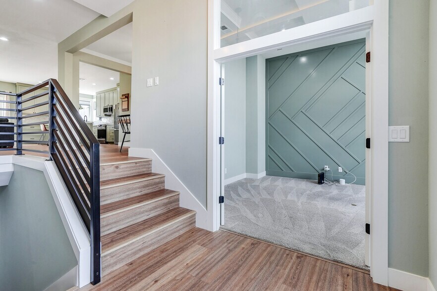 Building Photo - 1132 Thunderbird Ave S